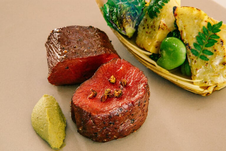 コースは、山菜や春野菜のさまざまな食感や味わいが愉しめるバーニャカウダや、メインの低温調理した鹿ロース肉のグリル(写真)など全6品。星のや富士の総料理長を務める須川正大が、ベテラン猟師の意見を参考にしながらメニューを開発した。