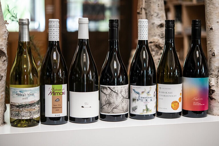 石原さんの注目ワイン。「カーヴ・ハタノ」のKURAKAKEシャルドネ 2020 3,960円、「セイルザシップ ヴィンヤード」keshiki 2020 3,080円、「トゥモローワイン」オノヤマビッキ ルージュ 2020 3,500円など。