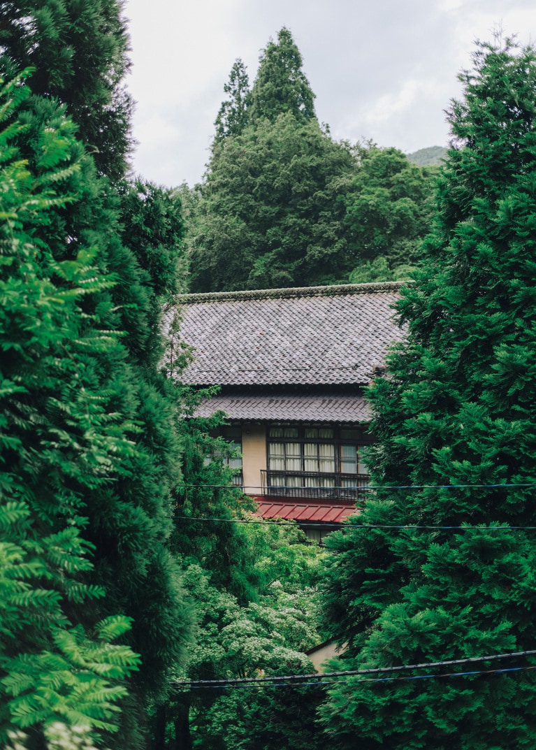 鉛温泉は宮沢賢治の作品にも登場。藤三旅館は築80年以上の木造建築で映画『海街diary』のロケ地にも。