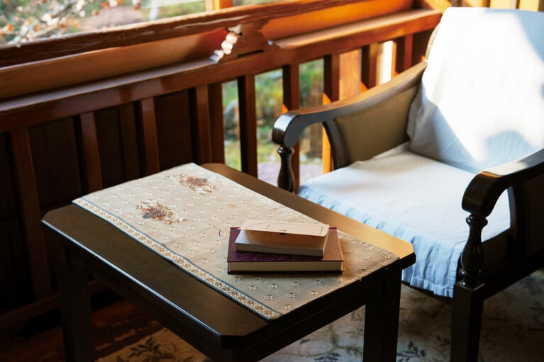 中庭に臨む「ゆりの間」。ベランダ付きで、読書にぴったり。