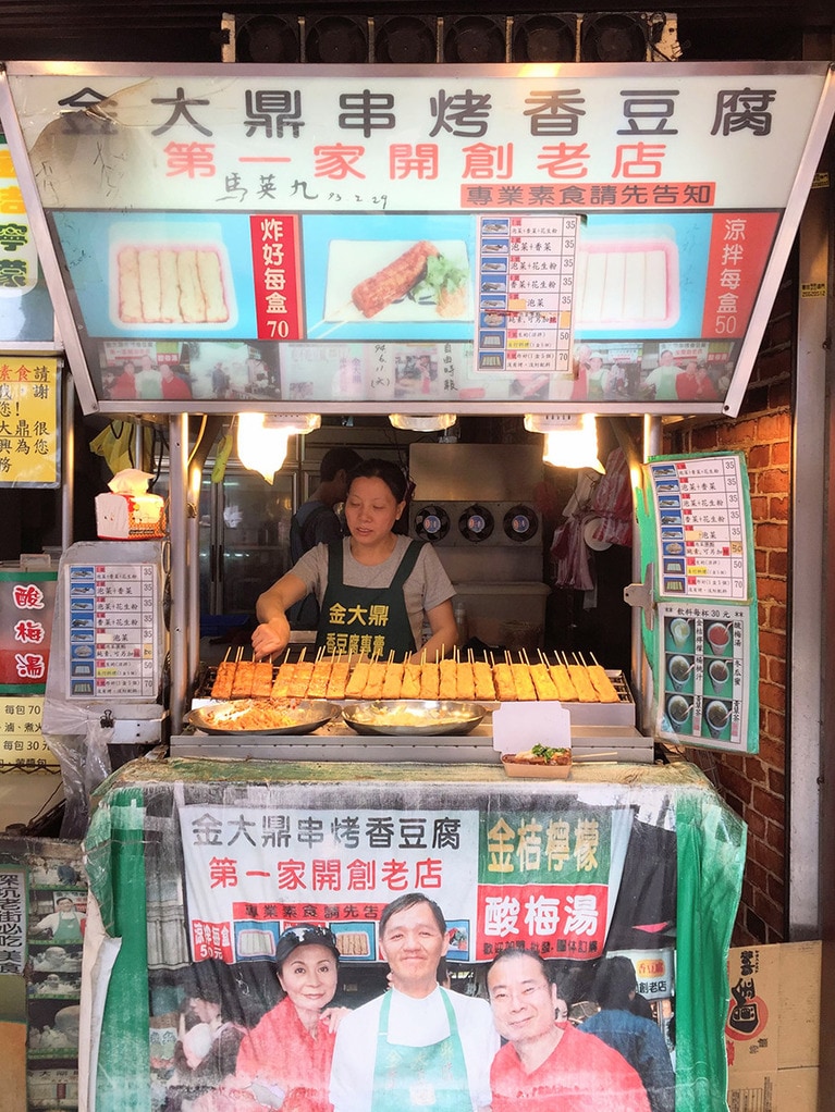 「金大鼎串烤香豆腐」では串焼き臭豆腐が楽しめる。