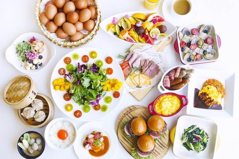 和洋中の多彩なメニューを味わえる「レストラン グランサンク」の朝食ブッフェ。人気は、目の前で仕上げる「肉厚ビーフバーガー」。