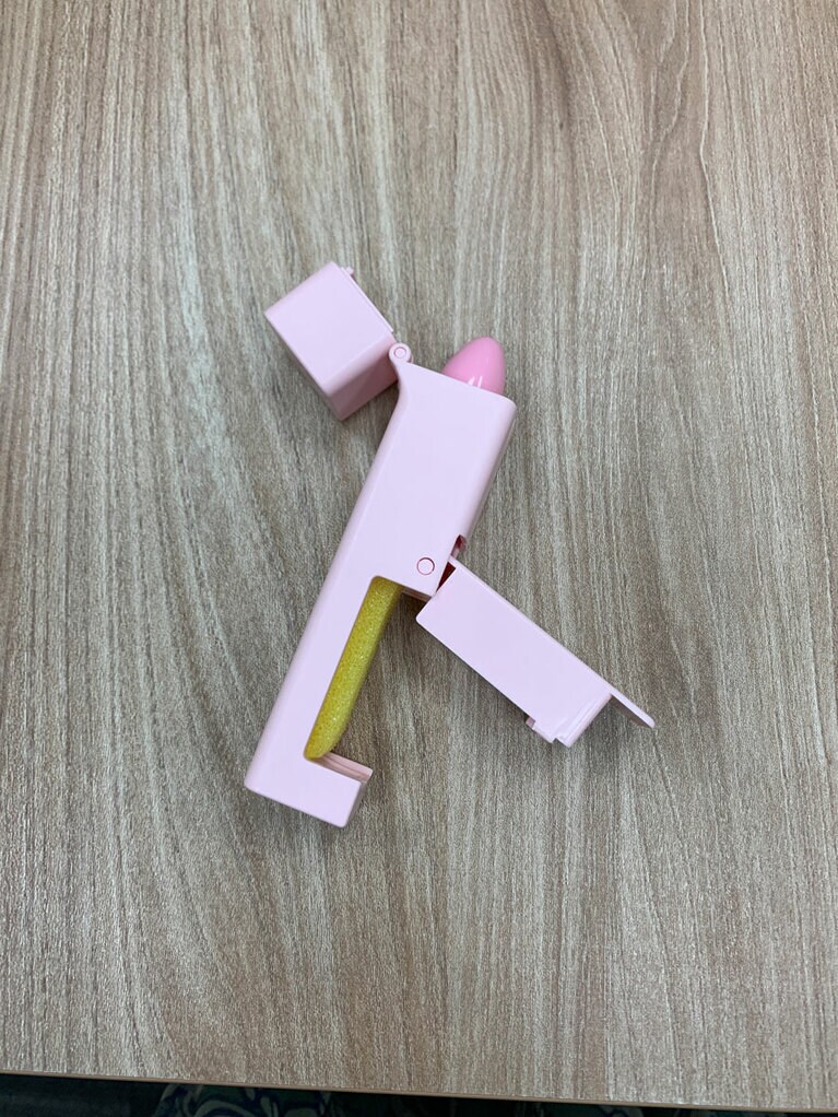 エレベーターなどのボタンを押す際、アルコールペンを使う猛者も。画像提供：Zoe An