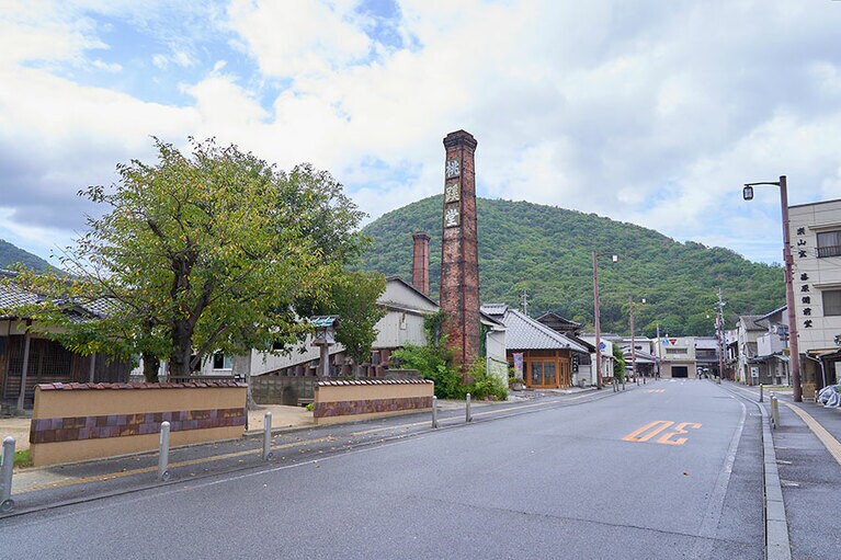 伊部駅を降りて散策しながら備前焼のショップに立ち寄ってみて。