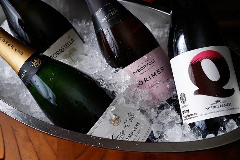 スパークリングワインや、スパークリングカクテルがフリーフローで楽しめる「Sparkling Delights」1名11,000円（税込・サ別）。＋1,000円でデザートにミニシェーブアイスを追加、＋2,000円でシャンパーニュフリーフローに変更。