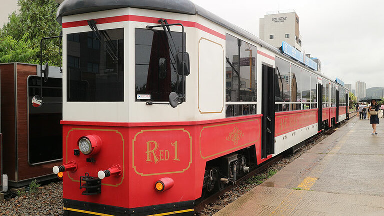 車体の色もさまざまな海岸列車。