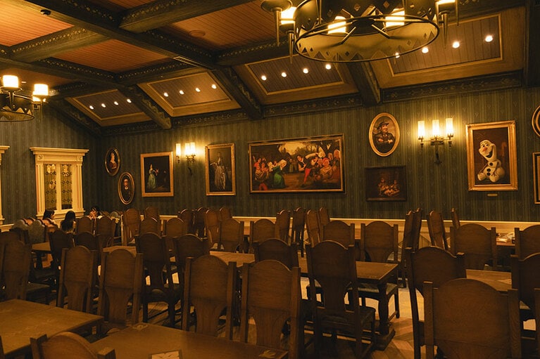 アレンデール・ロイヤルバンケットにはたくさんの肖像画が