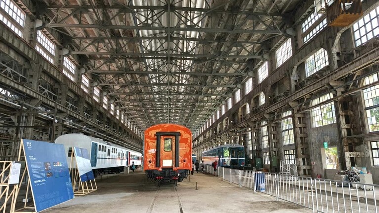 規模の大きさに圧倒される組み立て工場。車両が数両並べられています。