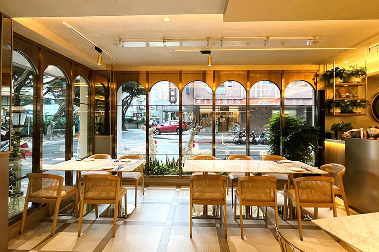 顏氏は台湾早期五大家のひとつ「基隆顏家」の出身で、相当なセレブです。店から醸し出される高級感に品があります。