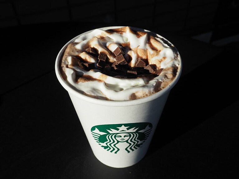 エスプレッソにほろ苦いチョコレートシロップとミルクを加え、ホイップクリームと生クリームで仕上げたマイルドでクリーミーな生チョコレートソース、口どけなめらかなキューブチョコレートをトッピングしました。