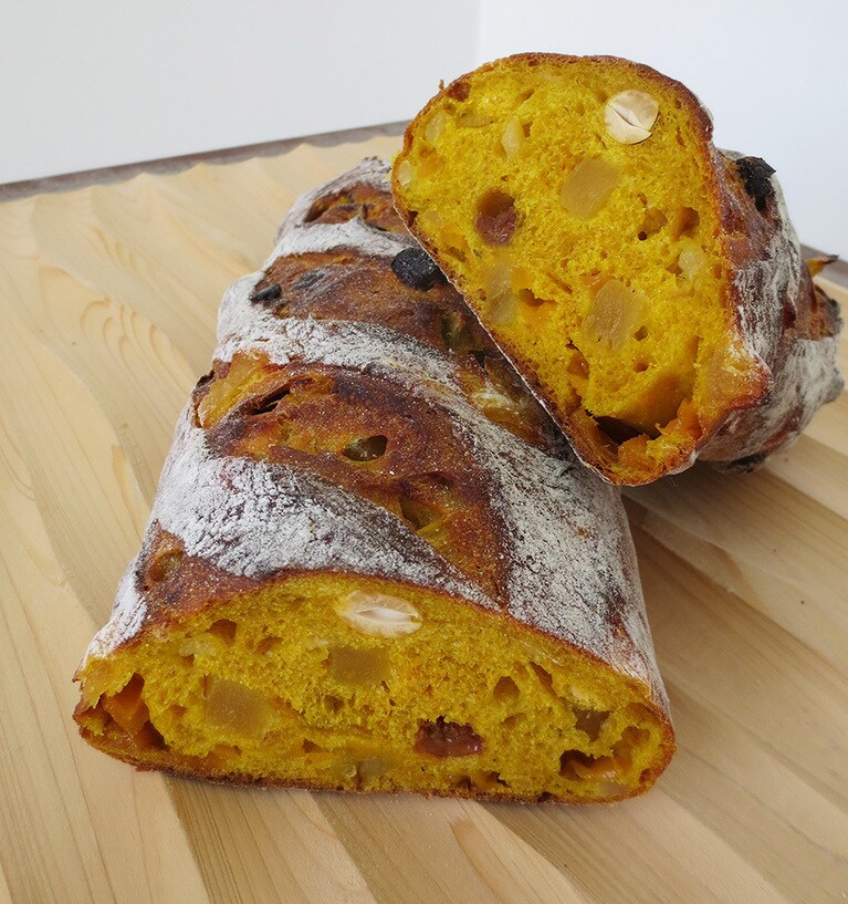 「カレーさん」の断面。カットするとカレーの強い香り。