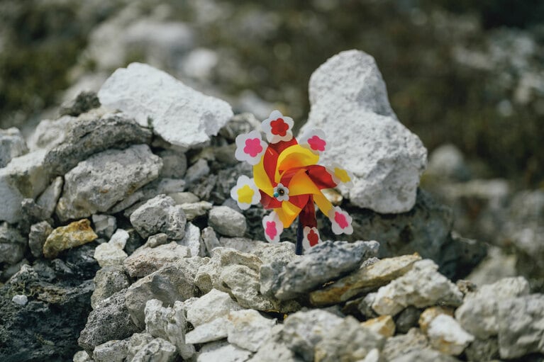 極楽浄土を思わせる美しさの極楽浜、亡くなった幼い子どもを弔うために積まれた石やくるくるまわる風車が、物悲しさを漂わせる賽の河原……静かに死や人生と向き合うにふさわしい非日常がある。