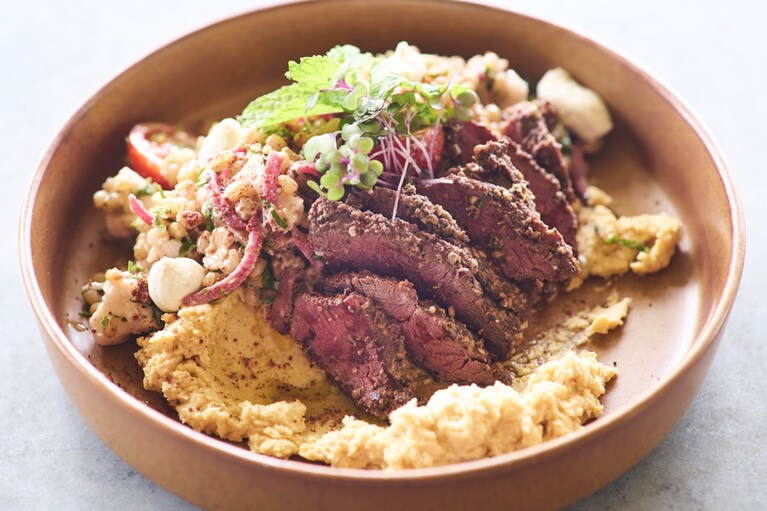 ランチメニューから、“カンガルーのサラダ”。フムス、レモンマートルのラブネ、クスクスなどでヘルシーかつ具だくさん。$29。