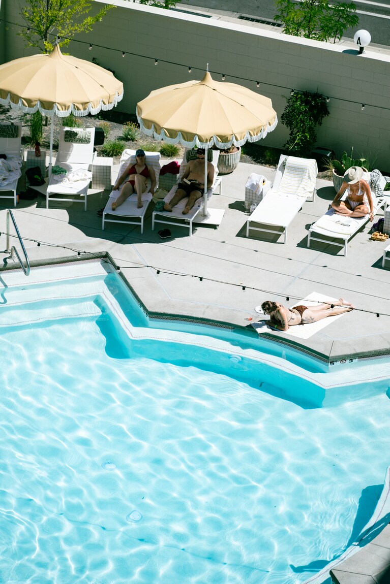 プールサイドでリゾート気分を満喫。