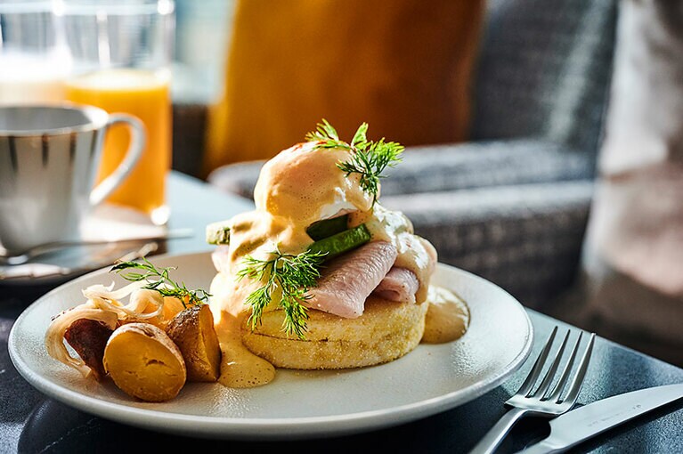 エグゼクティブラウンジの朝食で人気のエッグベネディクト。