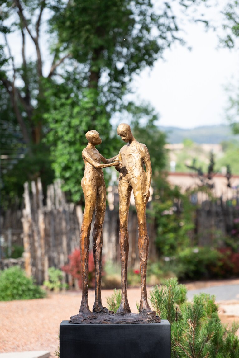 アート作品がそこかしこに。カフェなどもあるので、のんびり散策を楽しむのにもうってつけのエリアです。