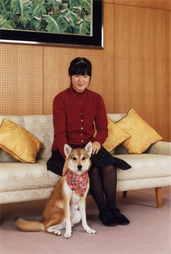愛子さまと「由莉」（2015年、14歳のお誕生日に際してのご近影）　宮内庁提供
