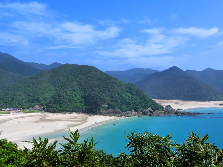 長崎市の約100キロ西、豊かな自然が息づく福江島(五島市)。長崎や福岡から直行便でひとっとび。