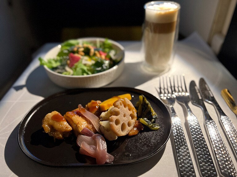 2回目の食事はアラカルトから。水菜とラディッシュのサラダ和風ドレッシングと鶏肉の照り焼きをチョイス。そして、コーヒーはマキアート。