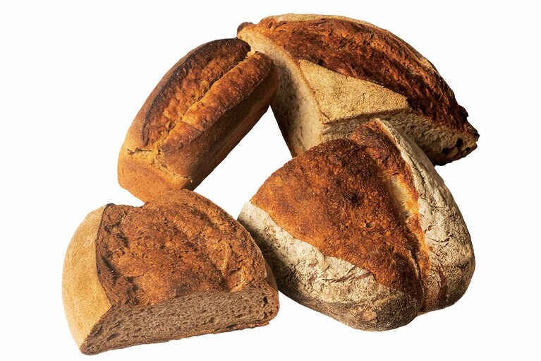 薪窯パン4種セット〈パンブリオッシュ、黒いパンハーフサイズ、白いパンハーフサイズ、茶色いパンハーフサイズ〉2,500円(税込)／toi