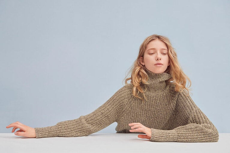 ローゲージタートルネックセーター(長袖) 3,990円。