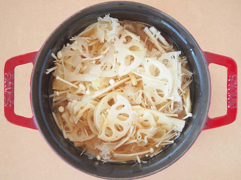 (3) 塩、醤油を加え、全体を混ぜます。蓋をして強火で加熱し、沸騰してきたら弱火にして12〜15分加熱します。 