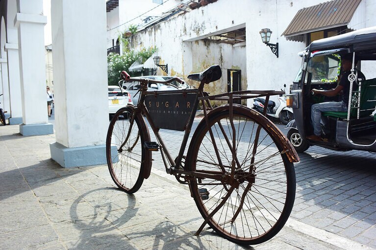 旧オランダ病院はショップやレストランが入った商業コンプレックスに。