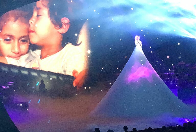 「子供ができて、世界が変わった。アーティストとしての自分が、母として出来ることは、ベストな歌を歌うこと」とジェニファー。