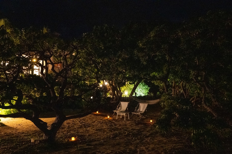 食後はビーチチェアに寝ころんで天体ショーを楽しむのもいい。