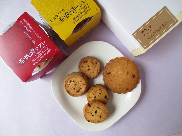 「奈良漬けサブレ」600円、「しょうがの奈良漬サブレ」600円、「ほろっと～しょうがの奈良漬で～」1000円。箱+商品。