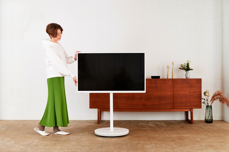 6つの安定したキャスターで、女性ひとりでもラクに動かせる。動きもスムーズで、部屋と部屋の移動も億劫に感じさせない。