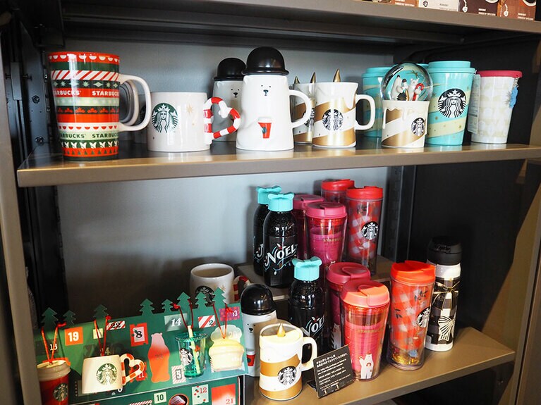ホリデーシーズン限定のタンブラーやマグ。迷っちゃうので、一度にこんなにたくさん出さないでくれませんかね!?