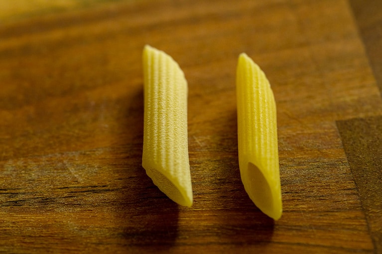 左がブロンズダイス製、右がテフロンダイス製のパスタ。左はザラザラとしているのが見てとれるはず。