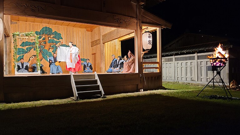 佐渡の能の発祥地とされている春日神社。春日神社薪能では、薪能のほか、佐渡の郷土芸能も披露。©佐渡観光交流機構