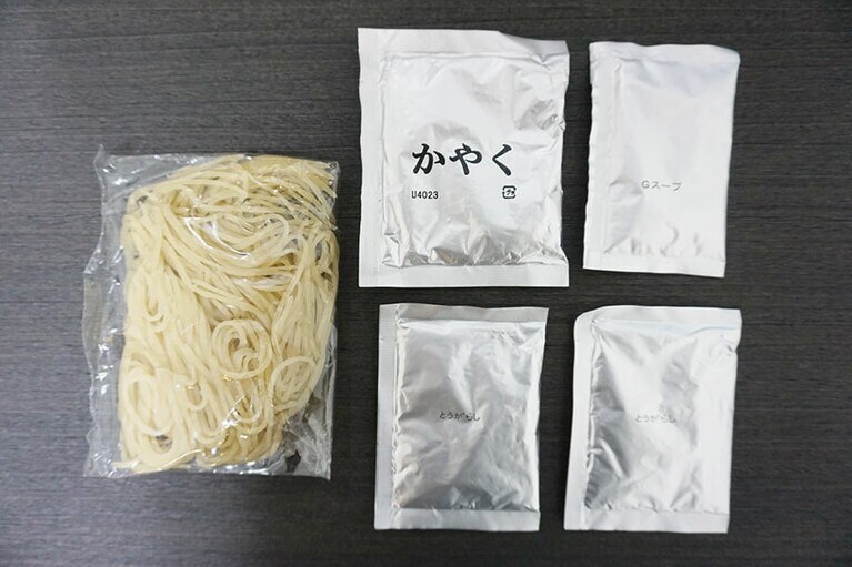 袋を開けると、麵、かやく、ラーメンベース、唐辛子(2袋!!)が入っています。