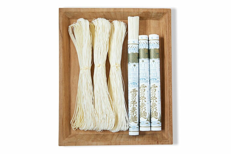 左から：曲げ素麺〈10束〉2,700円、白髪素麺〈11束〉3,600円。