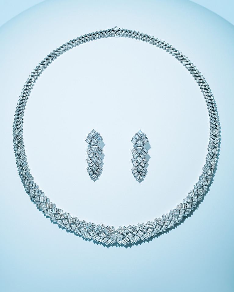 「リフレクション ドゥ カルティエ」ネックレス（ダイヤモンド×WG）94,380,000円、イヤリング（ダイヤモンド×WG）19,008,000円（ともに参考価格）／ともにカルティエ（カルティエ カスタマー サービスセンター）