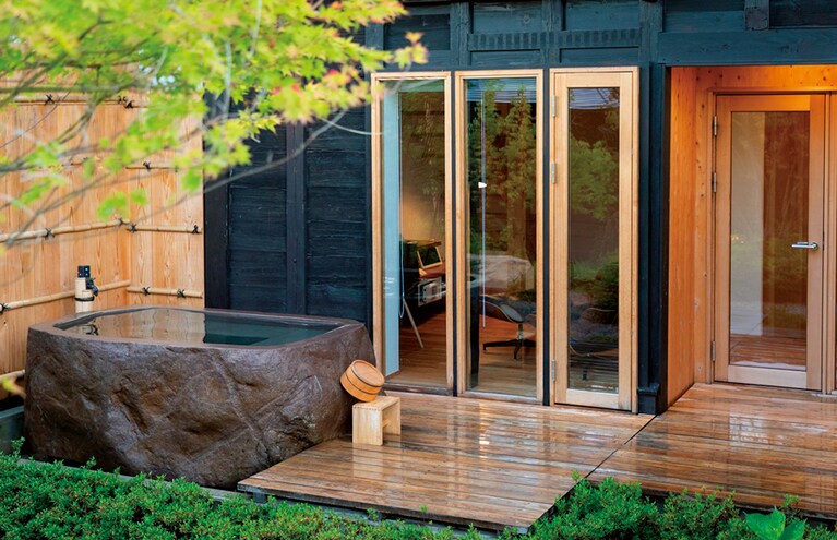 【山形座 瀧波】1Fの客室には蔵王石をくり抜いた岩風呂を完備。かけ流しの温泉をひとりじめできる。