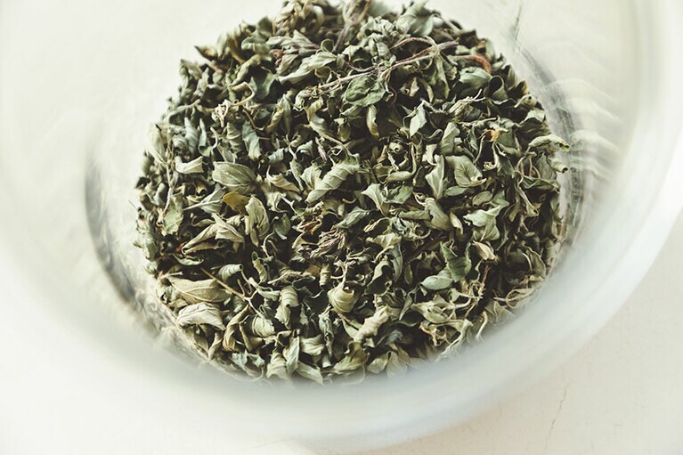 レモンバーベナ、レモンマリーゴールド、ミントをブレンドしてお茶に。