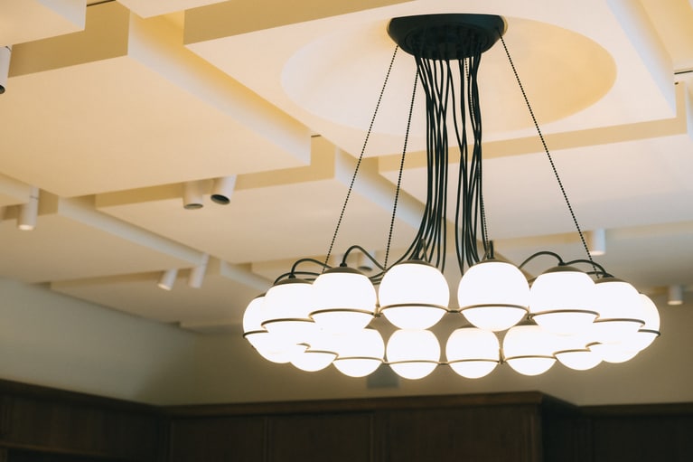 立体的な幾何学模様の天井も見逃さないで！