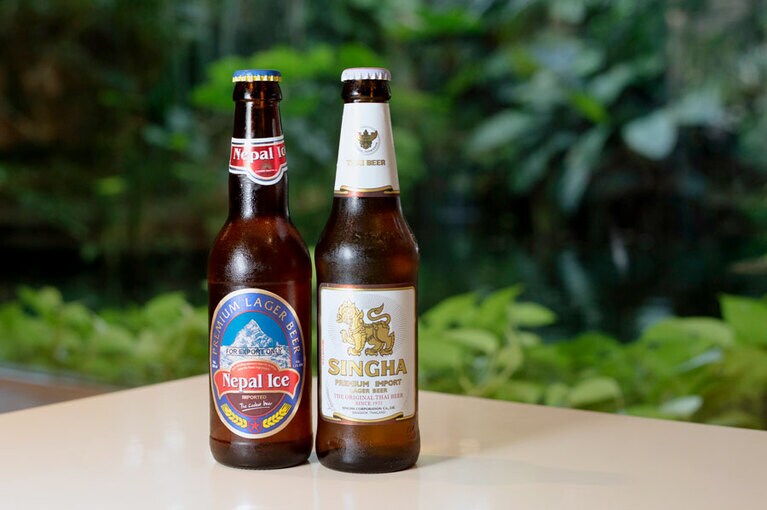 ネパールアイスビール 700円とシンハービール 600円。
