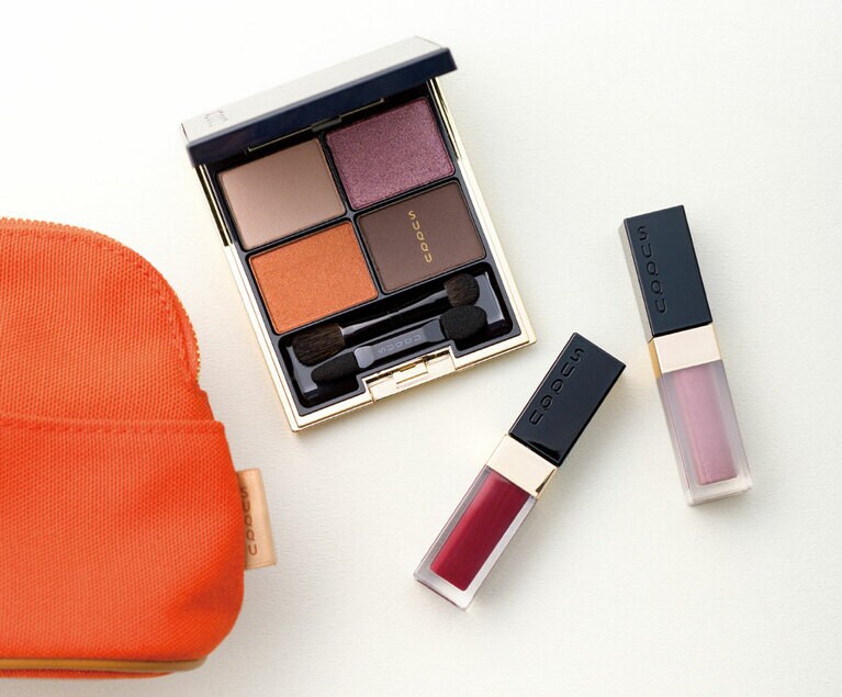 「モーヴやオレンジ、気になる秋色が詰まった限定品は確実に入手したい！」(K) 2019 ホリデー メイクアップ キット B：デザイニング カラー アイズ 129、グロウ タッチ アイズ 107(ミニ)、フロウレス リップ グロス 109(ミニ)、オリジナルポーチB 10,000円／SUQQU(2019年11月1日[金]限定発売)