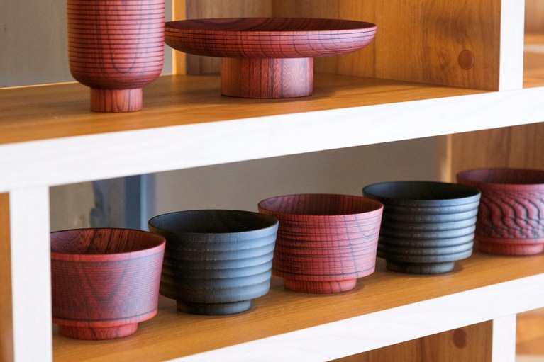 千筋、荒筋など木地にさまざまな模様が施された加飾挽きのお椀。結婚祝いなどの贈りものとしても人気。