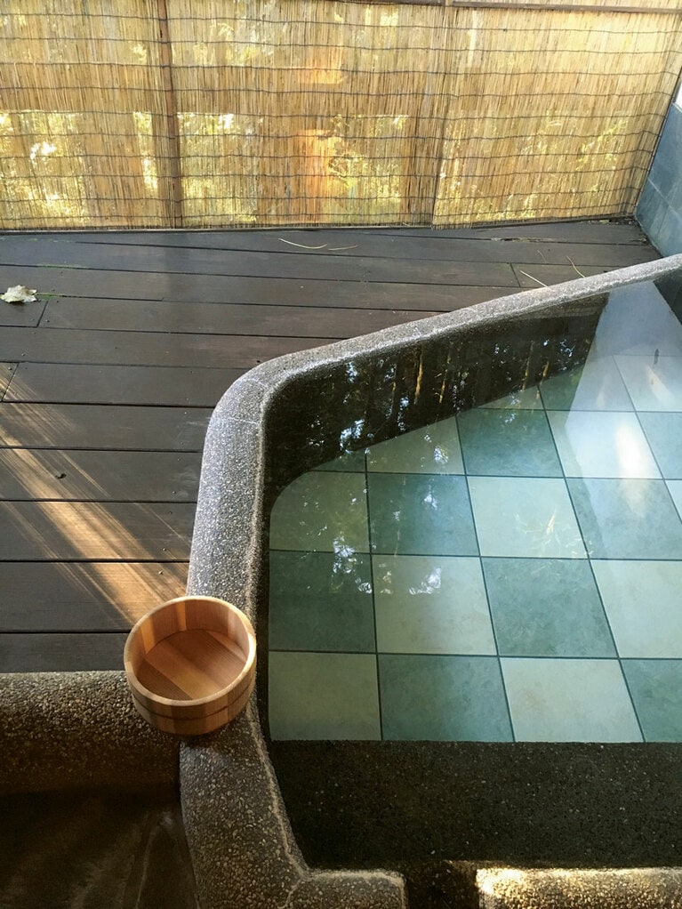 【湯富里の宿 一壷天】「松葉」の部屋風呂。2つの貸切家族風呂もあり、予約なしで利用可。