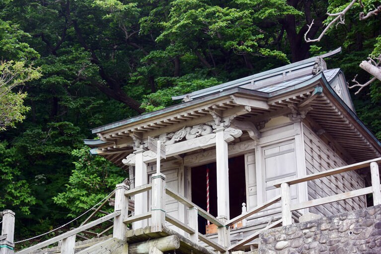 地蔵信仰が根付く土地柄から、地蔵堂が浜辺を見守っています。