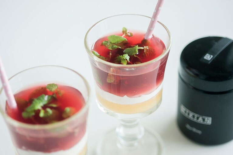 混ぜる！　「ハニーとハーブティーのウェルカムドリンク」