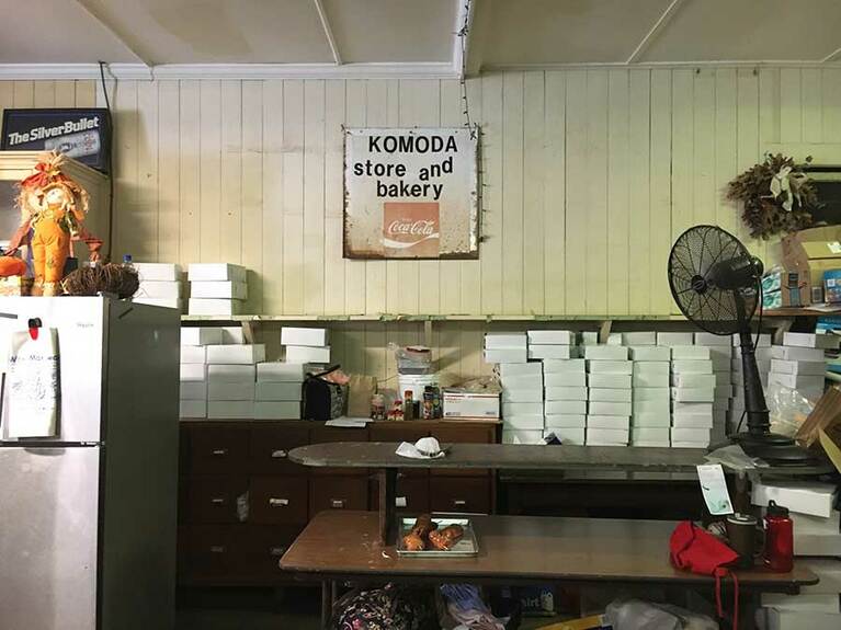 マカワオ散策ではマストで立ち寄ってほしい！　創業100年を越える「コモダベーカリー」。佇まいすべてがノスタルジックでいじらしいかわいさに溢れている。私はここに来るためにマウイに来たいと常々願うほど。