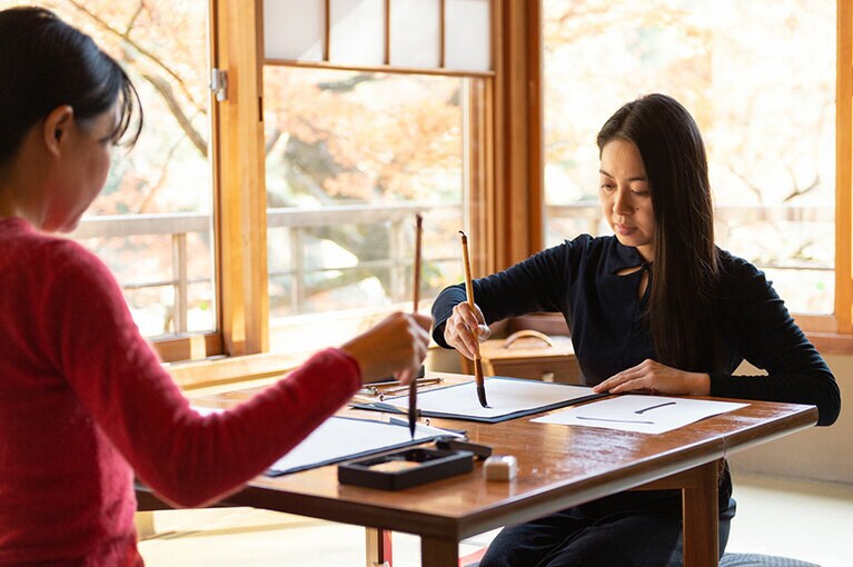 書道の基本のきを学び、清水寺での本番に備える。
