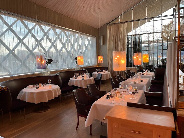 自然光と室内の灯りとのバランスをとった北欧の美が堪能できる「AIRA」のインテリア。