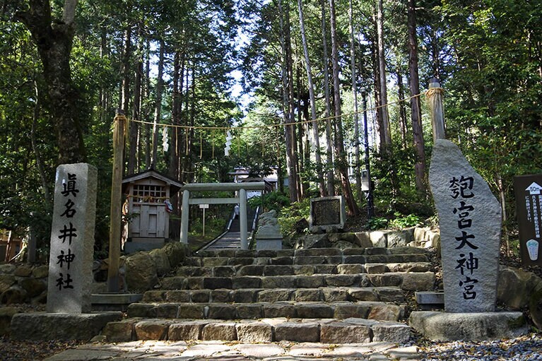 眞名井神舎本殿の背後には、巨岩が折り重なった磐座(いわくら)が鎮座。2500年前と変わらぬ形で祀られているそうです。